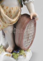 Meisseni halászó angyal (puttó) figura. Kézzel festett, jelzett, minimális kopással. 9 cm