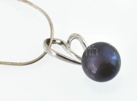 Ezüst(Ag) nyaklánc fekete tenyésztett gyöngy medállal, jelzett, h: 38 cm, bruttó: 3,8 g