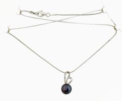 Ezüst(Ag) nyaklánc fekete tenyésztett gyöngy medállal, jelzett, h: 38 cm, bruttó: 3,8 g