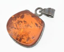 Ezüst(Ag) borostyán medál, jelzett, 3×2 cm, bruttó: 5,8 g