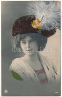 1911 Hölgy kalapos rátéttel, 1911 Lady with hat applique
