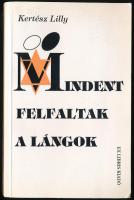 Kertész Lilly: Mindent felfaltak a lángok. (DEDIKÁLT). Bp., 1995, Ex Libris. Kiadói papírkötés, egy kijáró, több a fűzéstől elváló lappal. A szerző, Kertész Lilly holokauszt-túlélő által DEDIKÁLT példány.