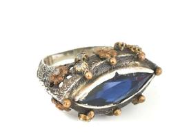 Ezüst(Ag) gyűrű kék kővel, jelzett, méret: 58, bruttó: 10,8 g