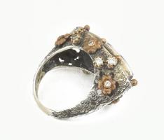 Ezüst(Ag) gyűrű kék kővel, jelzett, méret: 58, bruttó: 10,8 g