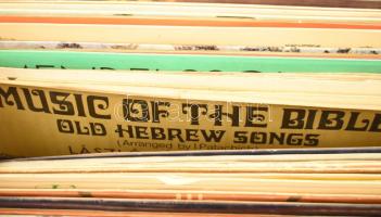 100 db komolyzenei hanglemez, benne duplák is, magyar és külföldi vegyesen