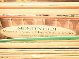 100 db komolyzenei hanglemez, benne duplák is, magyar és külföldi vegyesen