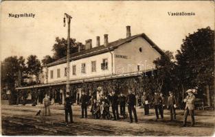 1915 Nagymihály, Michalovce; vasútállomás, hajtány, vasutasok. Ifj. Grünfeld Mór kiadása / railway station, handcar, railwaymen (EB)