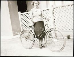 cca 1940-1950 Kerékpárosok, 4 db különböző méretű fotónegatív