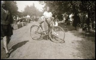 cca 1940-1950 Kerékpárosok, 4 db különböző méretű fotónegatív