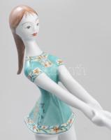 Hollóházi táncoló lány pár. Kézzel festett, jelzett, hibátlan, m: 18,5 cm