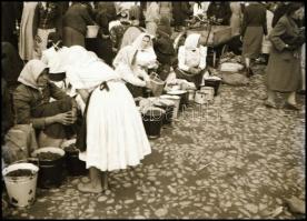 cca 1940-1950 Kassai részletek, Országzászló, piac, irredenta jelkép, épületek, kb. 16 db 6×9-es neg...