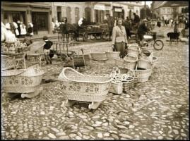 cca 1940-1950 Kassai részletek, Országzászló, piac, irredenta jelkép, épületek, kb. 16 db 6×9-es neg...