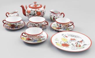 12 darabos antik japán porcelán tétel: teakiöntő, tányér, csészealjak, csészék. Klf jelzéssel, kis kopással, közte ritkább jelzésű darabok.