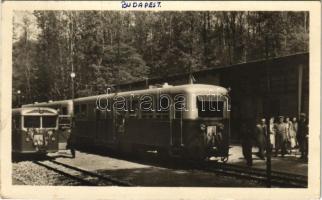 1954 Budapest, Úttörővasút állomása, vasútállomás, Rákosi Mátyás arcképével feldíszített vonat. Képzőművészeti Alap (EK)