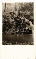 Túrázók fotója egy ismeretlen vízesésnél / hikers at an unknown waterfall, photo