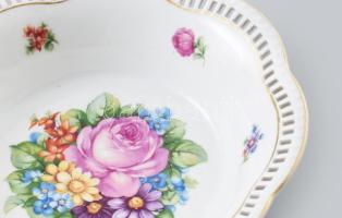 cca 1945, Arzberg Schumann kínáló, áttört peremrésszel, jelzett, kis kopással, d: 17,5 cm