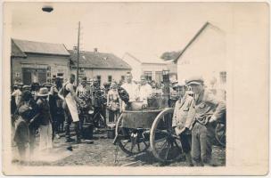 1927 Szobránc, Sobrance; Fő utca, katonák tábori mozgókonyhánál ételosztáskor, háttérben Frantisek Dedina üzlete / main street, shop, soldiers distributing food by the military mobile kitchen. photo (fl)