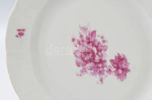 Meissen lila virágmintás dísztál, bronz táltartón. Jelzett, kis karcokkal, kis kopással, d: 28 cm