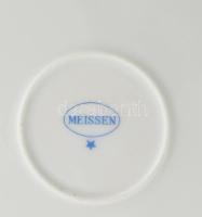 Meissen lila virágmintás dísztál, bronz táltartón. Jelzett, kis karcokkal, kis kopással, d: 28 cm