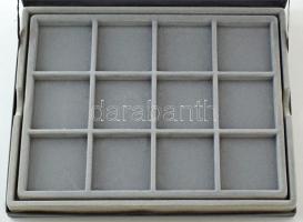 Érmetartó kazetta egy kivehető tálcával, összesen 24db, 50x50mm-es férőhellyel. Használt, de jó álla...