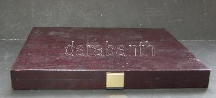 Fa éremtartó kazetta, 16 férőhellyel, 47mm