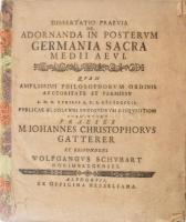 [Gatterer, Johann Christoph (1727-1799): Dissertatio praevia de adornanda in posterum Germania sacra medii aevi. Qvam amplissimi philosophorvm ordinis avctoritate et permissv ... Alidorfii,[1752],Ex Officina Hesseliana, 70+2 p. Korabeli papírkötésben, sérült gerinccel, az első két lap sérült, rajtuk szöveget nem érintő hiánnyal, lapok sarkain szamárfülekkel.