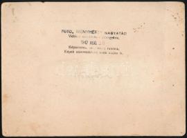 1942 Nagyatád, csoportkép cséplőgéppel, kartonra kasírozott fotó, hátoldalán pecséttel jelzett (Foto...