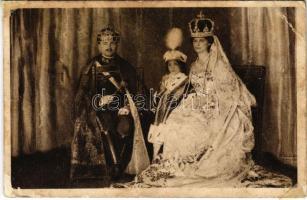 IV. Károly és Zita királyné a kis Ferenc József Ottó trónörökössel. A Magyar Vöröskereszt Egylet Szeretetadomány Osztálya / Charles I of Austria, Queen Zita and Crown Prince Otto (fa)