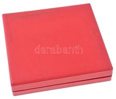 ~1970-1980. Salgótarjánt(?) ábrázoló, egyoldalas, öntött bronz emlékérem eredeti tokban (79mm) T:UNC