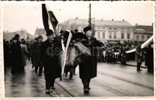 1942 Nagyvárad, Oradea; bevonulás, hivatalnokok koszorúval és magyar zászlóval / entry of the Hungarian troops, officers. photo