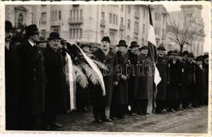 1942 Nagyvárad, Oradea; bevonulás, hivatalnokok koszorúval és magyar zászlóval / entry of the Hungarian troops, officers. photo (Rb)