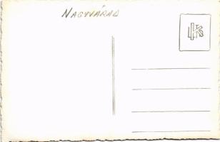 1942 Nagyvárad, Oradea; bevonulás, hivatalnokok koszorúval és magyar zászlóval / entry of the Hungar...