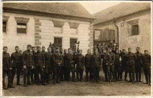 Praha, Prag, Prague; Czech military, group of soldiers. photo (vágott / cut)