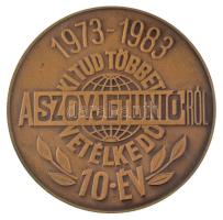 1983. &quot;Ki tud többet a Szovjetunióról vetélkedő - 10 év&quot; bronz emlékérem (70mm) T:AU kis patina