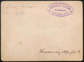 1899 Karancsság, társaság püspökkel, keményhátú fotó Erhardt Viktor műterméből, 9,5×12,5 cm