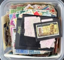 USA Több ezer bélyeg ömlesztve műanyag dobozban, közte céglyukasztások, előérvénytelenítések stb.