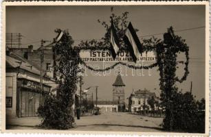 1940 Nagyszalonta, Salonta; bevonulás, &quot;Isten hozott szép magyar leventék, aranyos vitézek!&quot; feliratú díszkapu, drogéria / entry of the Hungarian troops, decorated gate, drugstore. photo