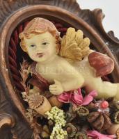 Angyalkás plasztikus falidísz, festett gipsz és egyéb applikációk, 13,5x10,5 cm