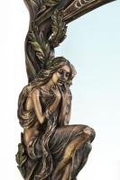 Szecessziós stílusú, plasztikus nőalakkal díszített modern tükör, dekoratív keretben, asztalon kitám...