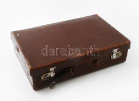 Antik bőr utazó koffer, kiegészítőkkel, sérülésekkel, 45x29x12 cm