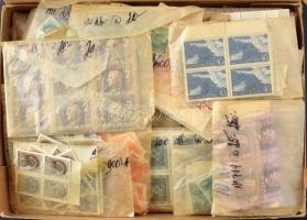 Kb. 3.500 db 1945 előtti bélyeg részben tömbökben, darabokban, címletenként tasakokba rendezve, desszertes dobozban
