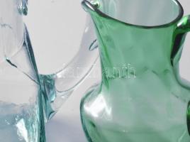 2 db üvegkancsó: nagy, szögletes aljú + kisebb, zöld színű, m: 17,5 cm és 14 cm