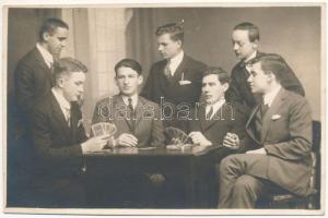 Brassó, Kronstadt, Brasov; kártyázó társaság / men playing cards. Atelier Helios M. Gebauer photo (vágott / cut)