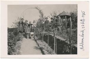 1935 Újmoldova, Neumoldowa, Bosneag, Moldova Noua; családi csoportkép a kertben / family in the garden. photo (EK)