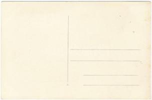 1935 Újmoldova, Neumoldowa, Bosneag, Moldova Noua; családi csoportkép a kertben / family in the gard...