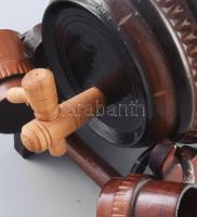 4 személyes faragott fa pálinkás szett, h: cca 18 cm, egyik pohár sérült