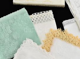 3 db díszes, hímzett virágmintás zsebkendő, eredeti dobozában + 7 db klf. (csipkés, hímzett) zsebken...