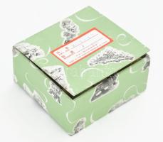 12 db kínai jáde macska figura, eredeti dobozában, egyenként 4 cm