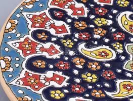 Mázas kerámia dísztál, kézzel festett, kis kopásnyomokkal, d: 25 cm