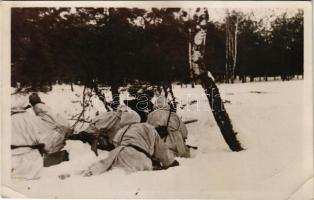 Katonák télen. DIsoz haditudósító felvétele. Haditudósító Kiállítás Budapest 1943 / WWII Hungarian military, soldiers in winter + Haditudósító Kiállítás Nagyvárad 1943. VII. 23. So. Stpl. (EB)